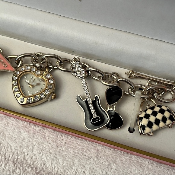 Vintage Figaro Couture Charm Bracelet Watch Never Used Still in Box - Picture 7 of 8